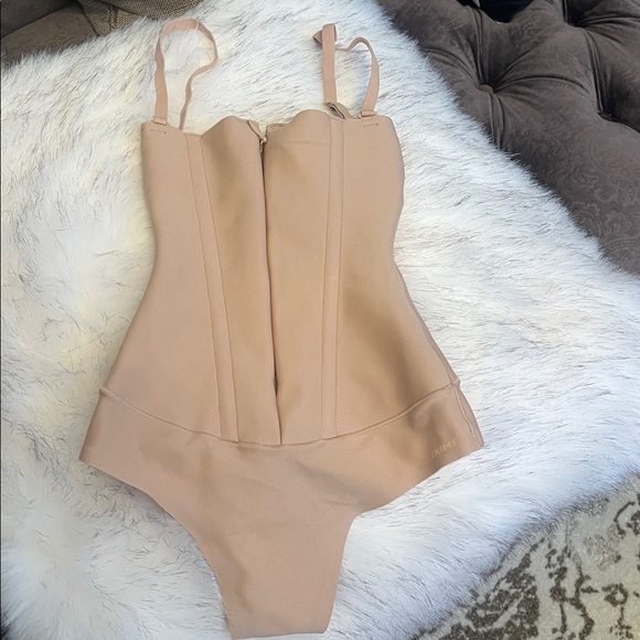 SKIMS Nude Shapewear Bodysuit - Picture 3 of 7